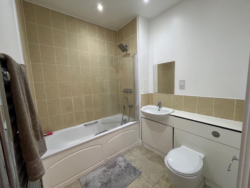Lot: 107 - ONE-BEDROOM THIRD FLOOR FLAT - Modern Bathroom
